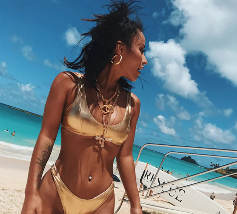 Ligne de Maillots de Bain Femme en Feuille d'Or
