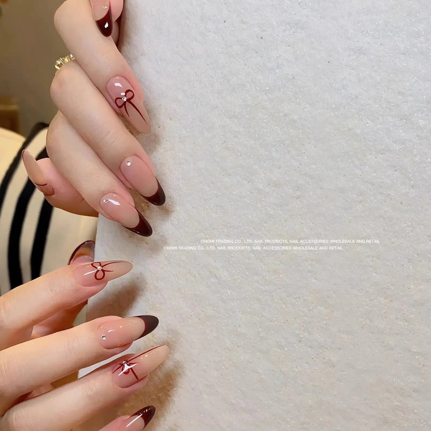 Nouveaux Autocollants pour Ongles avec Nœuds en Cristal et Lignes Élégantes